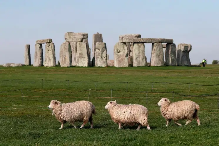 El monumento prehistórico en Stonehenge, en el sur de Inglaterra, se mantiene cerrado debido a la pandemia de Covid-19. Foto AFP 