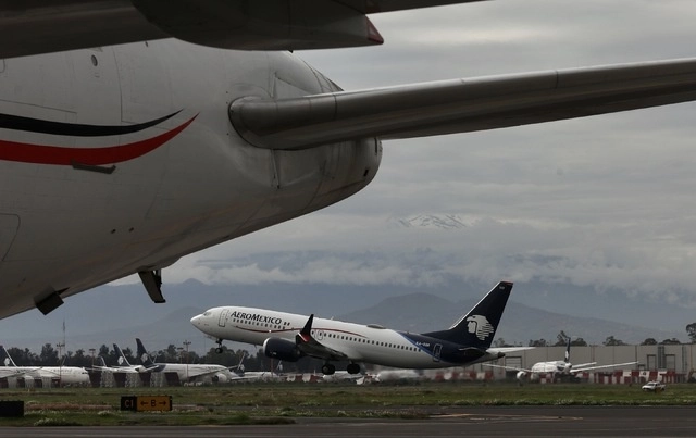 Avión de Aeroméxico despega en una pista del AICM. Foto Yazmín Ortega
