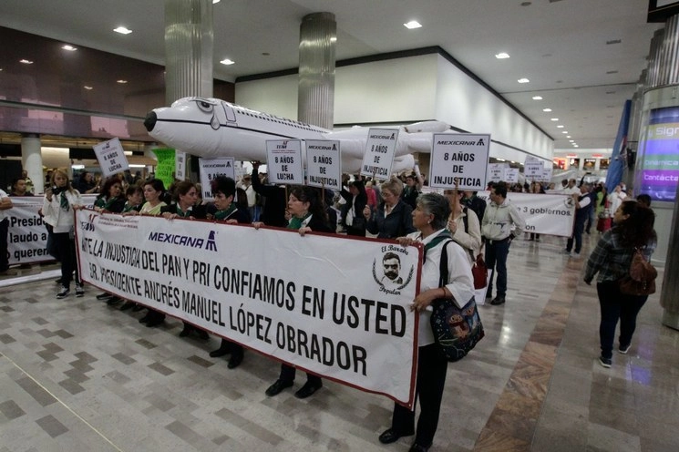 Trabajadores de Mexicana de Aviación durante una manifestación dentro de las instalaciones del AICM. Foto Yazmín Ortega Cortés / Archivo