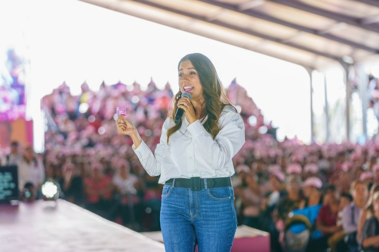 Libia García Muñóz, titular de la secretaría de Desarrollo Social y Humano y aspirante del PAN a la candidatura por la gubernatura de Guanajuato, durante el evento en la que se entregaron tarjetas "Mujeres grandeza", el 22 de mayo de 2023. Foto tomada de Twitter @LibiaDennise
