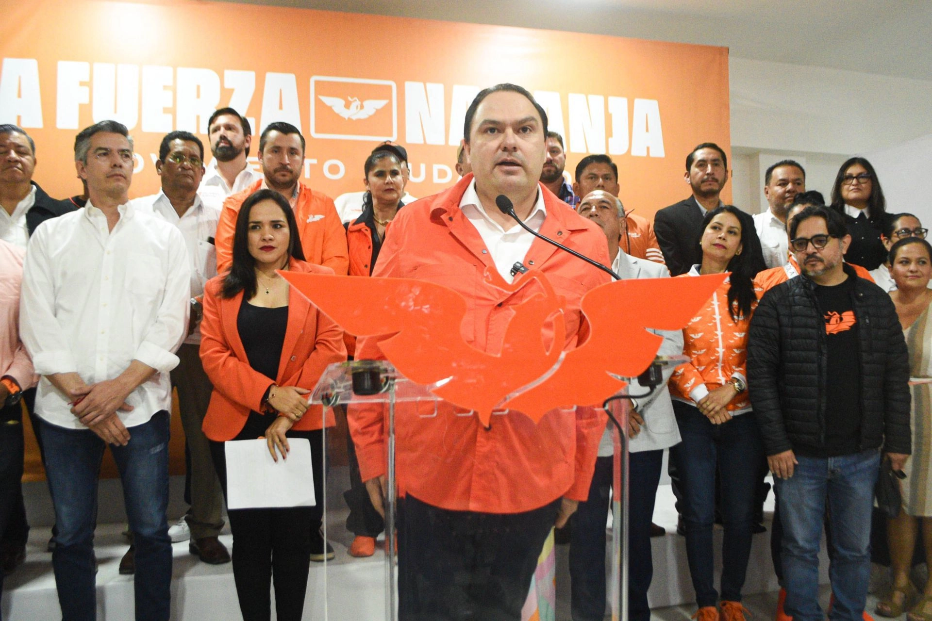 Carbonell de la Hoz apuntó que son más de 10 aspirantes, hombres y mujeres de el norte, sur y la zona montañosa de Veracruz, las que han recibido mensajes de diversos grupos no identificados, para retirar sus aspiraciones políticas.