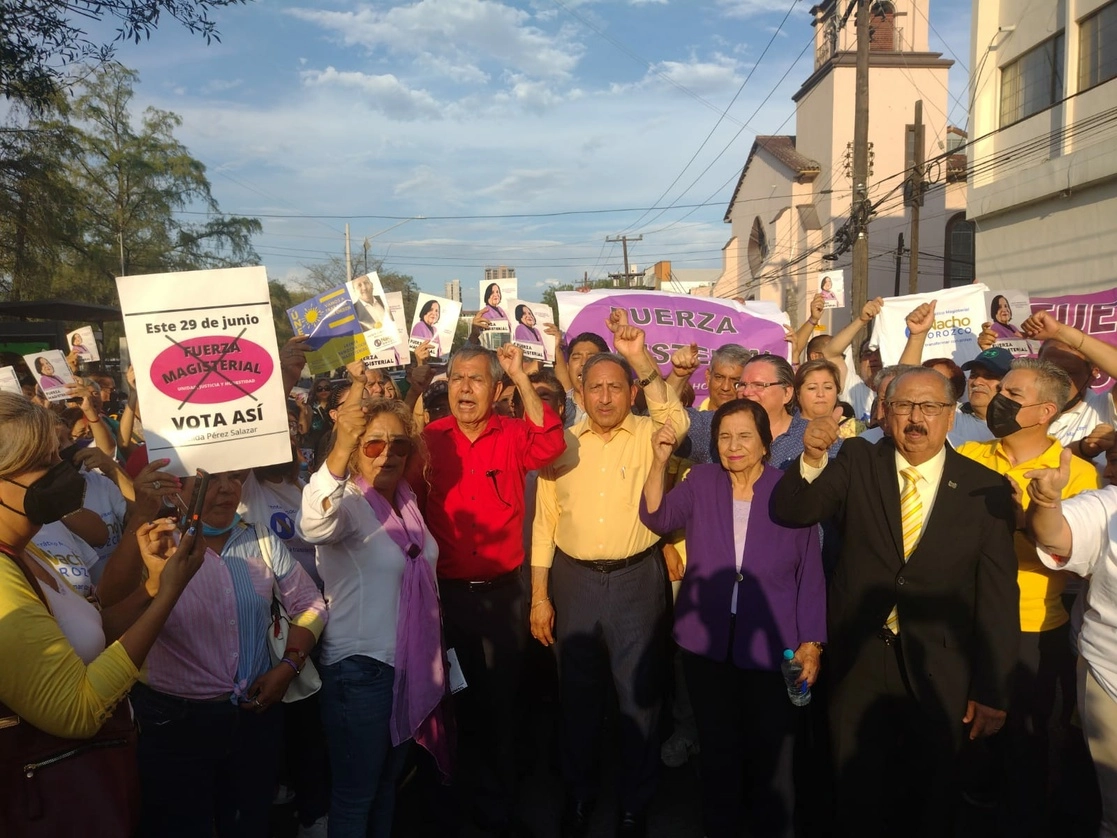 Cinco de los 9 aspirantes a la dirigencia de la Sección 50 del SNTE se unieron para ampararse y demandar anular la elección, prevista para este miércoles 29 de junio. Foto La Jornada