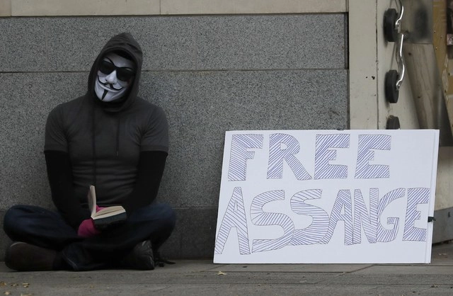 Manifestante durante una protesta  para exigir la liberación de Julian Assange en Londres el pasado 29 de junio de 2020. Foto Ap