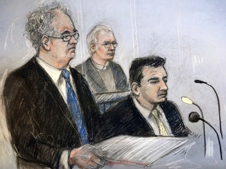 Julian Assange, su abogado Edward Fitzgerald y el magistrado Mark Simmons, durante la audiencia de extradición del fundador de ‘Wikileaks’. Foto Ap 