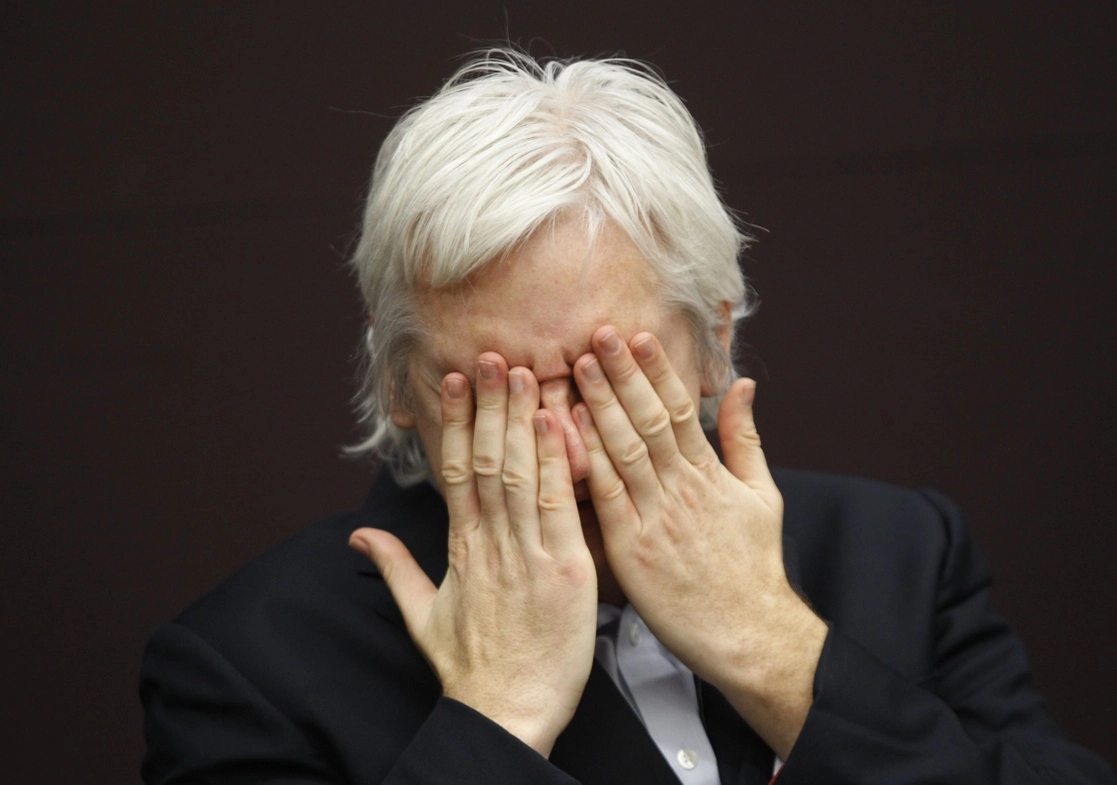 Julian Assange fue registrado desnudo y llevado a una celda vacía el viernes pasado cuando se anunció que el gobierno británico firmó la orden de extradición a Estados Unidos, dijo su esposa Stella Assange. Foto Ap / Archivo