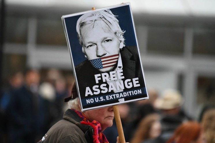 Los abogados de Julian Assange y el gobierno de EU tendrán una audiencia de extradición este lunes en Londres. Foto Afp
