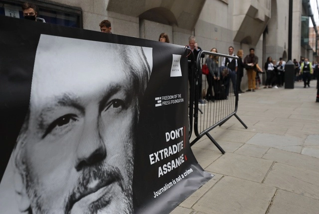 Afuera del tribunal en Londres que trata la demanda de extradición de Julian Assange a Estados Unidos. Foto Ap