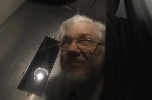 El fundador de ‘Wikileaks’, Julian Assange, sale de una camioneta de la prisión, después de ir a la Corte de Westminster, en Londres. Foto Ap 