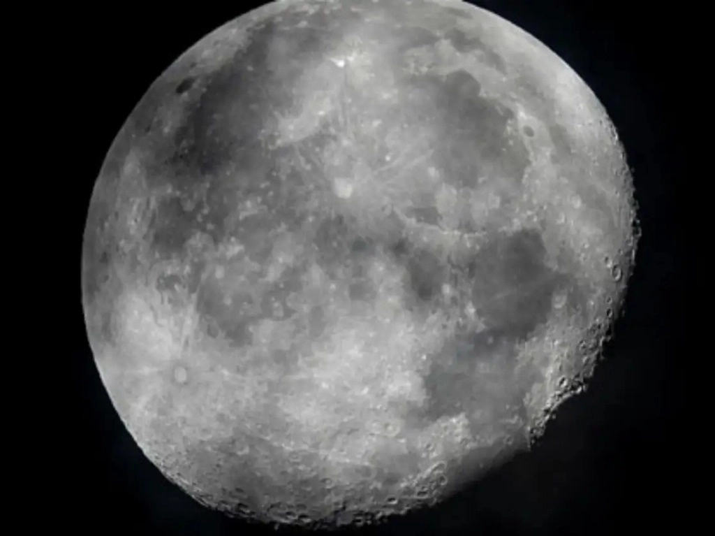 Nuevas estimaciones del astrónomo David Rankin, de la Universidad de Arizona, indican una leve posibilidad de que el asteroide, de 90 metros de diámetro, choque contra nuestro satélite natural. Foto Ap / Archivo