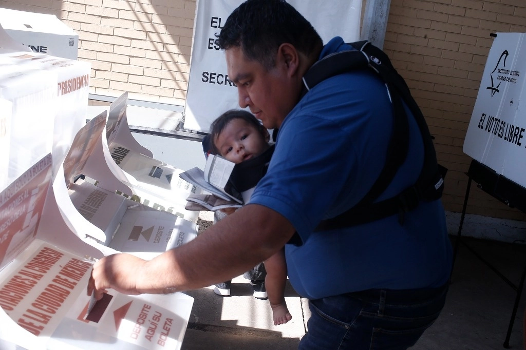 PADRE EJEMPLAR. La mejor compañía para emitir los seis sufragios que correspondieron ayer a los habitantes de la Ciudad de México.Foto José Antonio López