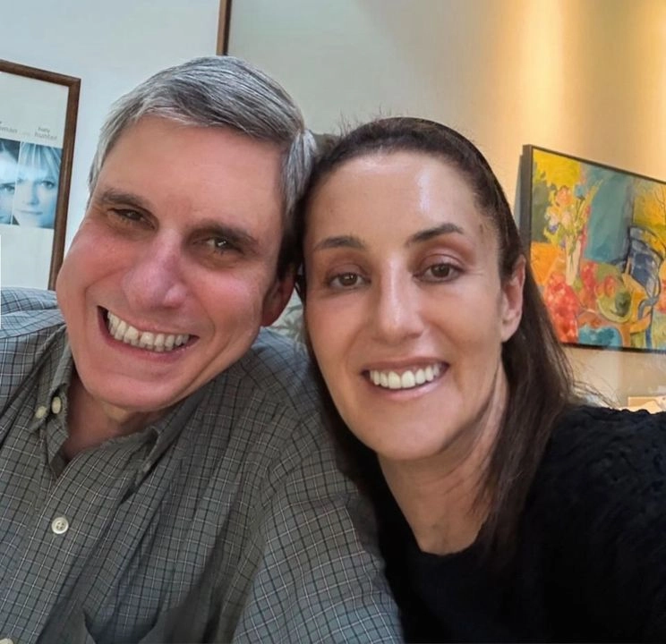 DOMINGO FAMILIAR. Horas antes de concluir el asueto por Semana Santa, Claudia Sheinbaum posteó en Instagram una foto junto a su esposo, Jesús María Tarriba. Un domingo juntos antes de iniciar la semana, escribió. La Presidenta retomará su agenda hoy.