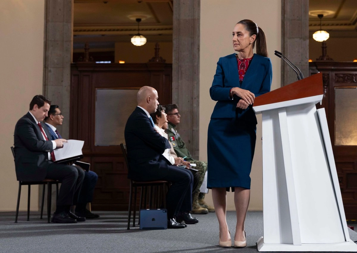 En la conferencia. En la mañanera del pueblo, en la que se informó sobre el avance en la construcción de trenes de pasajeros, la presidenta Claudia Shienbaum detalló que se hará un ajuste de 8 kilómetros al trazo de la vía en Tula para salvar 70 metros de una zona de petrograbados, lo que no representará grandes costos. Foto 