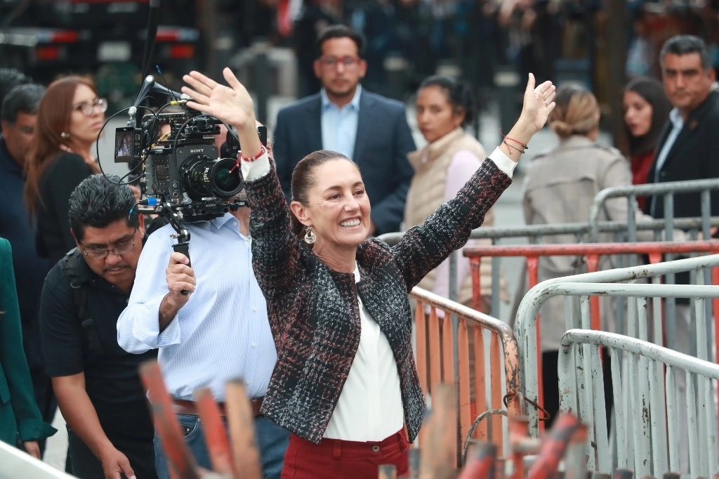  Sheinbaum acude al Zócalo a presentación de libro. La próxima mandataria de México, a su llegada ayer al Zócalo a la presentación del libro de Beatriz Gutiérrez Müller, esposa del Presidente. Foto Luis Castillo 
