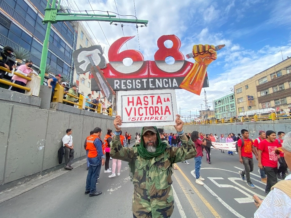 No se olvida. Rumbo al Zócalo y a su paso por el Eje Central Lázaro Cárdenas, marcha para recordar la masacre del 2 de octubre de 1968 en Tlatelolco. Foto Germán Canseco