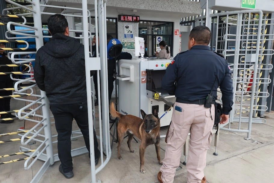 En la sede del Instituto Nacional Electoral continuaban ayer los preparativos para la jornada electoral del próximo domingo. Frente a la entrada principal se colocó un cerco metálico y dentro del edificio seguía la instalación de la sala de prensa, cuya inauguración estaba prevista para la una de la tarde, pero se pospuso para mañana. Foto
