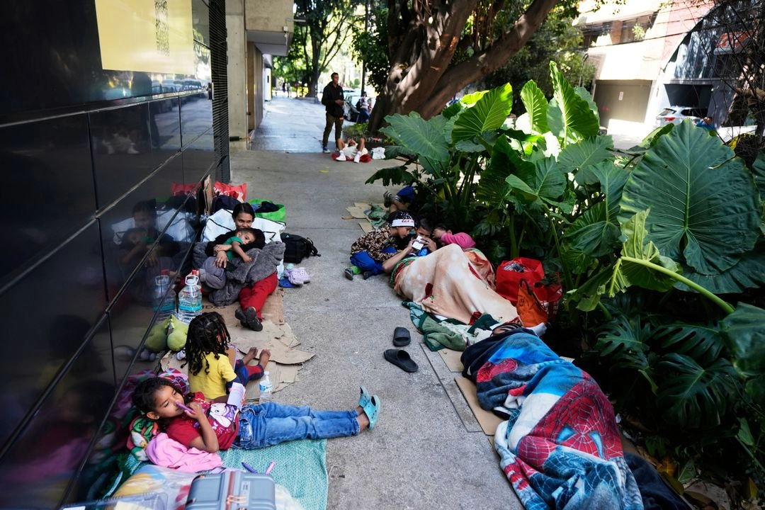 A la espera. Migrantes venezolanos esperan afuera de su embajada en la Ciudad de México información de los vuelos que los llevarán de regreso a su país. Foto 