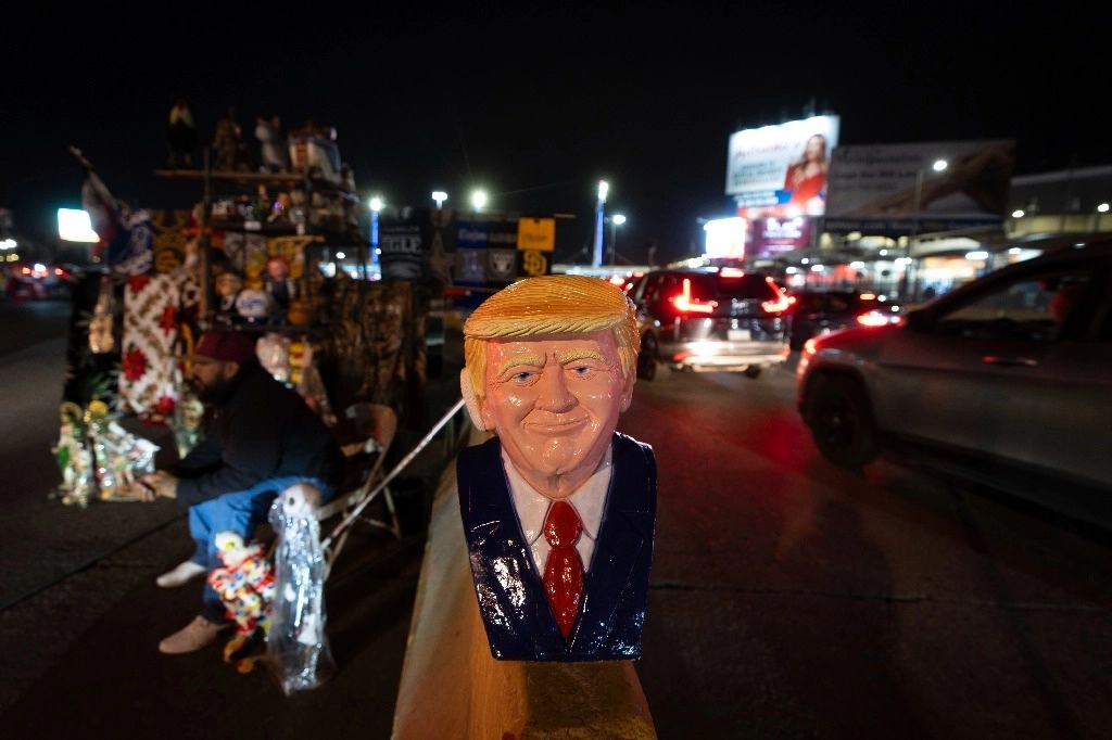 Ponen a Trump a la venta. Vendedores ambulantes ofrecen un busto del próximo presidente de Estados Unidos a los automovilistas que hacen fila para cruzar de Tijuana a San Diego. Foto Ap