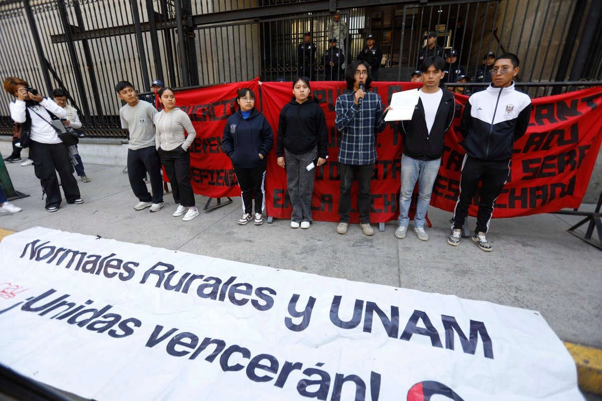 Jóvenes contra la violencia. Estudiantes de Michoacán, Puebla, estado de México y de la Universidad Nacional Autónoma de México, aglutinados en la Confederación de Estudiantes de México, la Federación de Estudiantes Campesinos Socialistas de México y la Central de Estudiantes Universitarios de la UNAM, se pronunciaron sobre la situación de violencia e impunidad prevaleciente en Michoacán y en el país, en la Secretaría de Gobernación. Foto 
