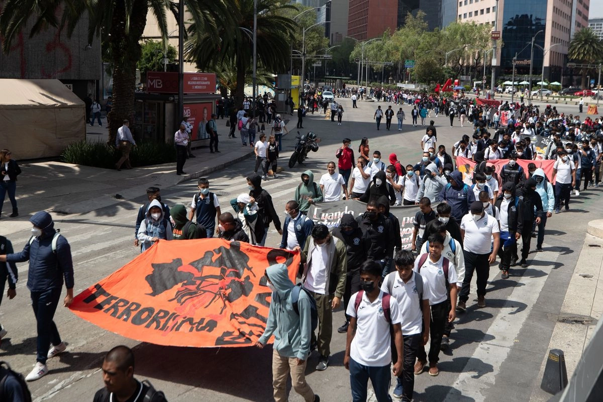 Once años de la desaparición de los 43. Estudiantes y padres de los 43 normalistas de Ayotzinapa marcharon ayer por Reforma hacia la cancillería, donde exigieron la repatriación de  implicados en la fabricación de la ‘verdad histórica’ sobre la desaparición de los jóvenes. Foto 