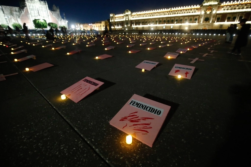 VELAS Y FLORES POR LAS VÍCTIMAS DE FEMINICIDIO. Manifestantes exigieron ayer justicia por sus hermanas, hijas y amigas, en la víspera del Día Internacional de la Mujer. En representación de cada víctima de feminicidio colocaron una lápida rosa y una cruz, así como veladoras, flores y mariposas. Foto Cristina Rodríguez
