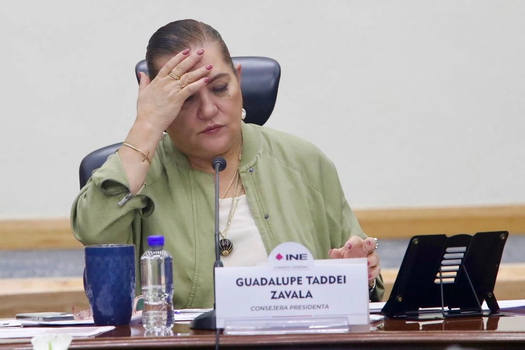 Multas a partidos. Guadalupe Taddei, consejera presidenta del INE, durante la sesión extraordinaria del instituto en la cual se impusieron multas por casi 32 millones de pesos a partidos políticos por irregularidades en el pago de impuestos. Foto 