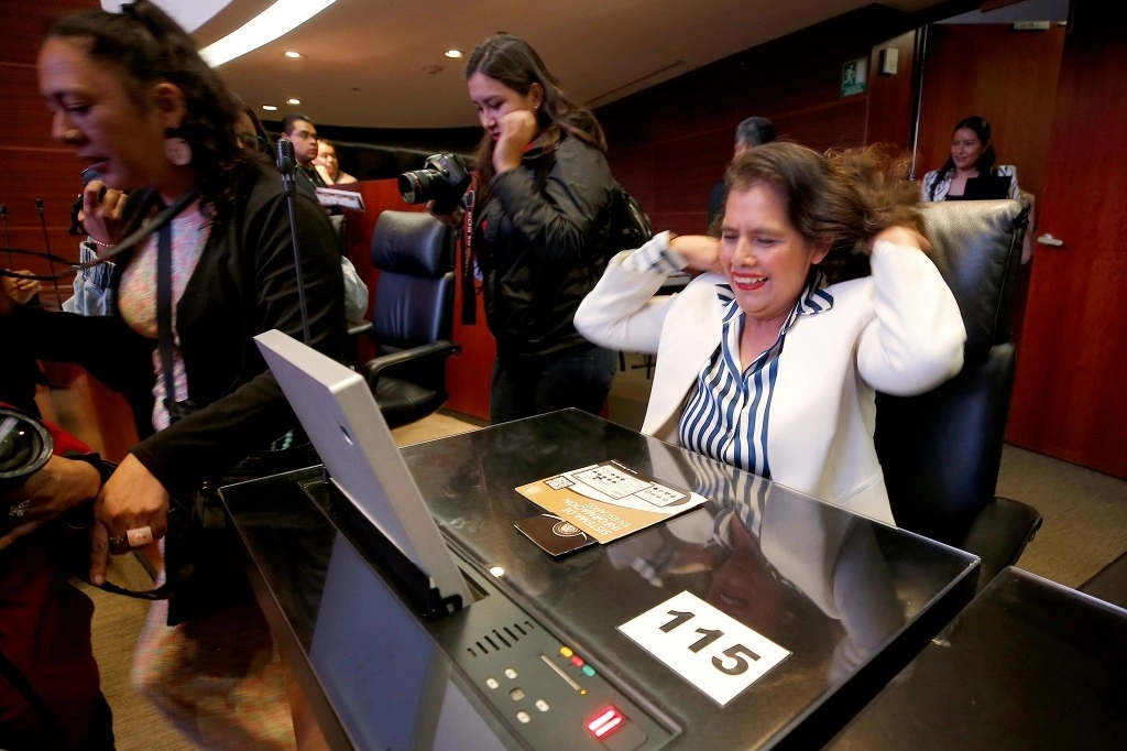 A estrenar la ‘charola’. Ayer comenzó el registro y credencialización de los senadores que ganaron por mayoría. En la imagen, Laura Estrada, legisladora del PVEM por Oaxaca. Foto José Antonio López