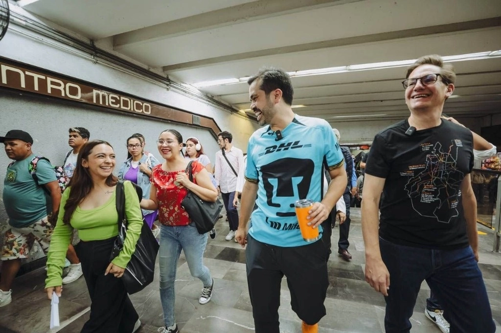 Candidatos de MC, contra alza a pasaje del Metro. Jorge Álvarez Máynez y Salomón Chertorivski recorrieron la línea 9 del Metro para denunciar la propuesta del PAN que busca aumentar el costo del pasaje a las personas que recorren distancias más largas. Dijeron que es una medida regresiva y no permitirán que avance ni que afecte a los millones de usuarios. Foto Cuartoscuro 