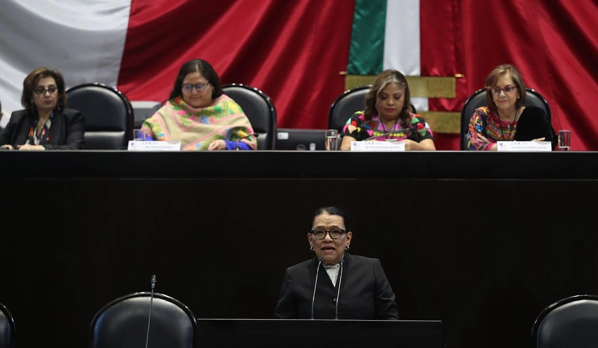  ROSA ICELA RODRÍGUEZ, EN FORO PARLAMENTARIO . “En México construimos paz”, afirmó la secretaria de Gobernación durante el foro realizado ayer en San Lázaro, antes de la 16 Conferencia Regional sobre la Mujer en AL y el Caribe, la cual inaugurará hoy la Presidenta en Palacio Nacional.