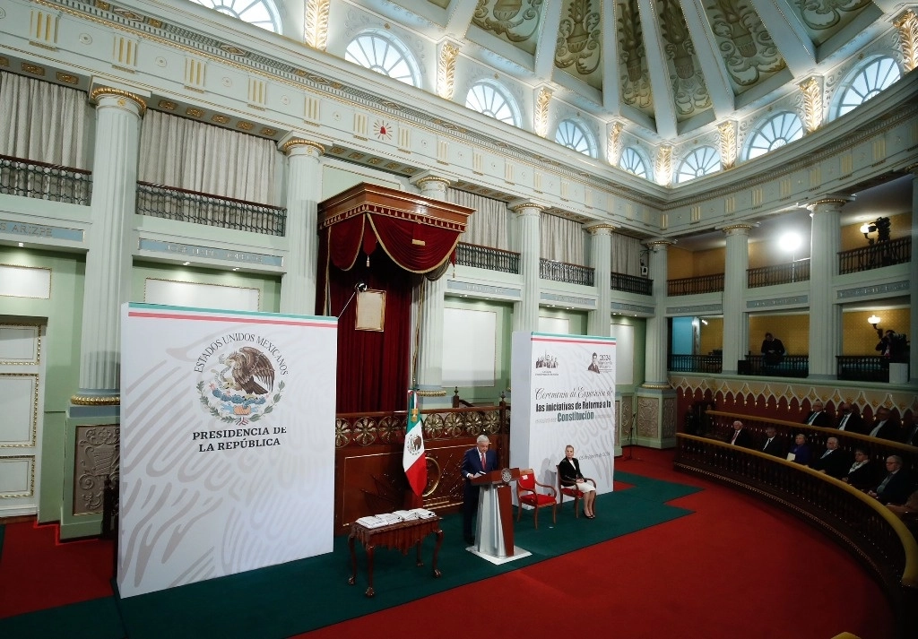 Acompañado de su esposa, Beatriz Gutiérrez Müller, e integrantes de su gabinete, el Presidente presentó en Palacio su paquete de reformas. Foto Cristina Rodríguez 