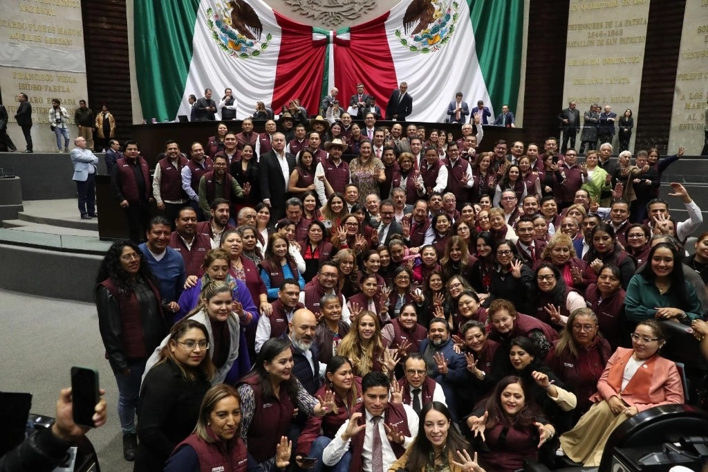 Festejo Morenista por aval al presupuesto. La bancada de Morena festeja, tras un debate de 42 horas, la aprobación del Presupuesto de Egresos de la Federación 2024 en la Cámara de Diputados. Foto 'La Jornada'