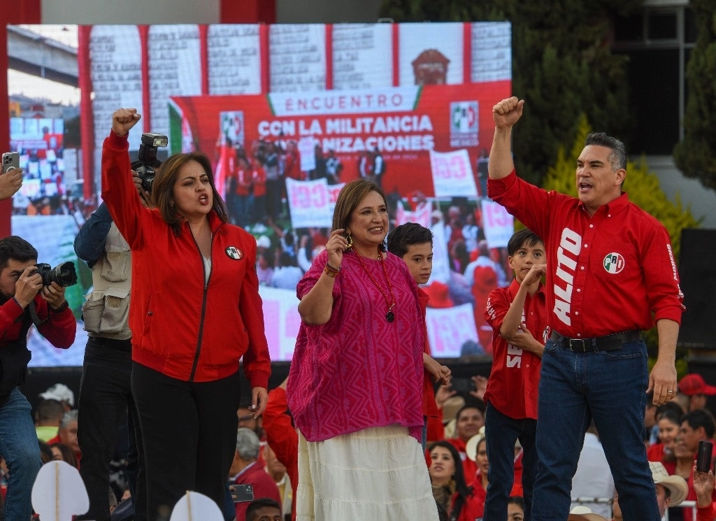 Ana Lilia Herrera Anzaldo, líder del PRI en el estado de México, y el dirigente nacional de dicho partido, Alejandro Moreno, durante un encuentro ayer de militantes y organizaciones priístas con Xóchitl Gálvez, candidata a la Presidencia de la coalición Fuerza y Corazón por México en el Edomex. Foto Cuartoscuro 