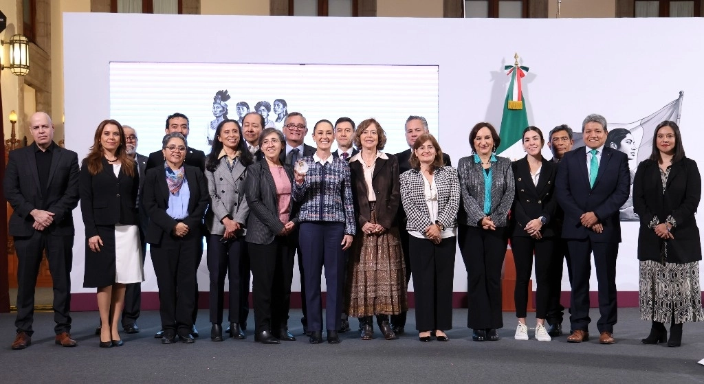 Impulsan como potencia tecnológica a México. Claudia Sheinbaum presentó ayer en su conferencia matutina un proyecto para impulsar la industria nacional de chips con la creación del Centro Nacional de Diseño de Semiconductores Kutsari. Asistieron la secretaria de Ciencia, Humanidades, Tecnología e Innovación, Rosaura Ruiz; el coordinador nacional del proyecto, Edmundo Gutiérrez Domínguez, y directivos y científicos de las instituciones involucradas. Foto Presidencia