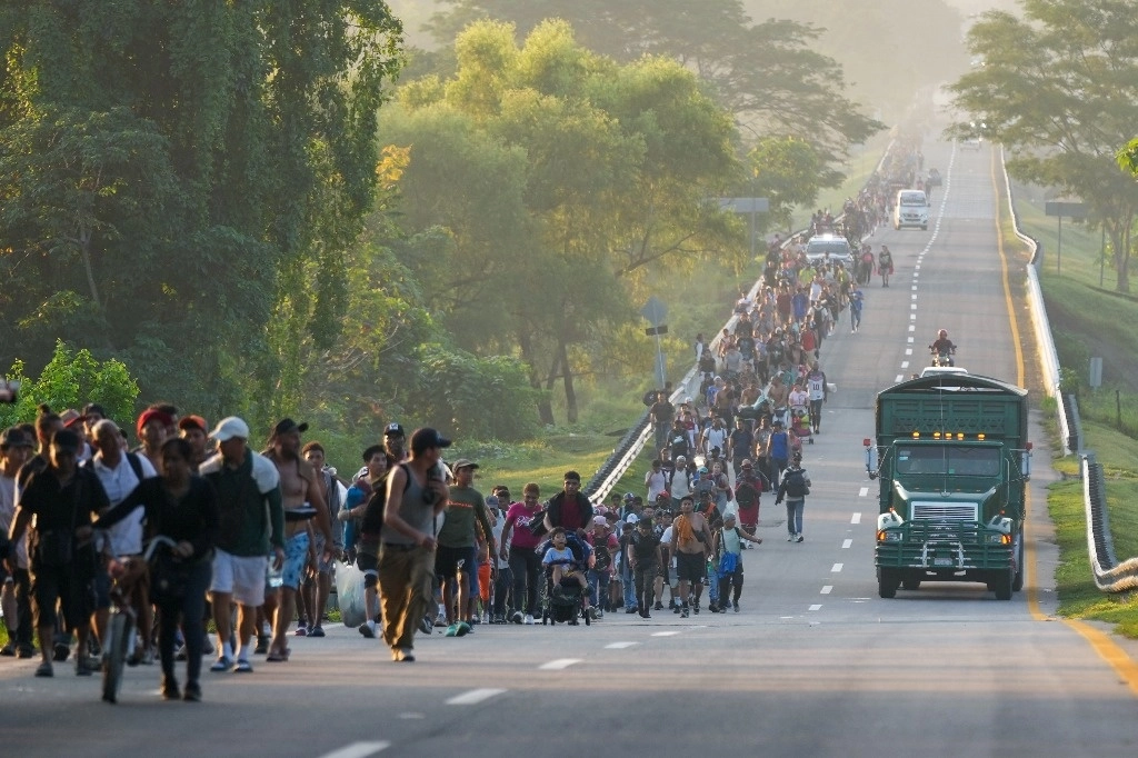 Caravana de indocumentados camina por la carretera en Huixtla, sur de México, con dirección a la frontera norte del país y finalmente a Estados Unidos, ayer. Foto Ap