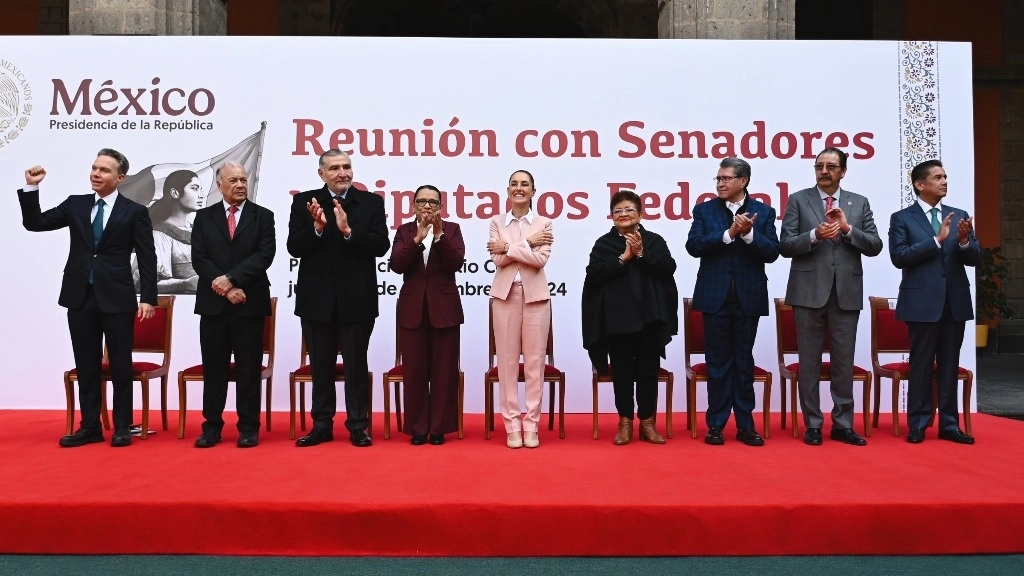 Cierran filas para consolidar la 4T. La presidenta Claudia Sheinbaum se reunió ayer en privado con senadores y diputados de Morena y partidos aliados en Palacio Nacional. La mandataria felicitó en redes sociales a los legisladores por la aprobación de reformas. Foto Presidencia