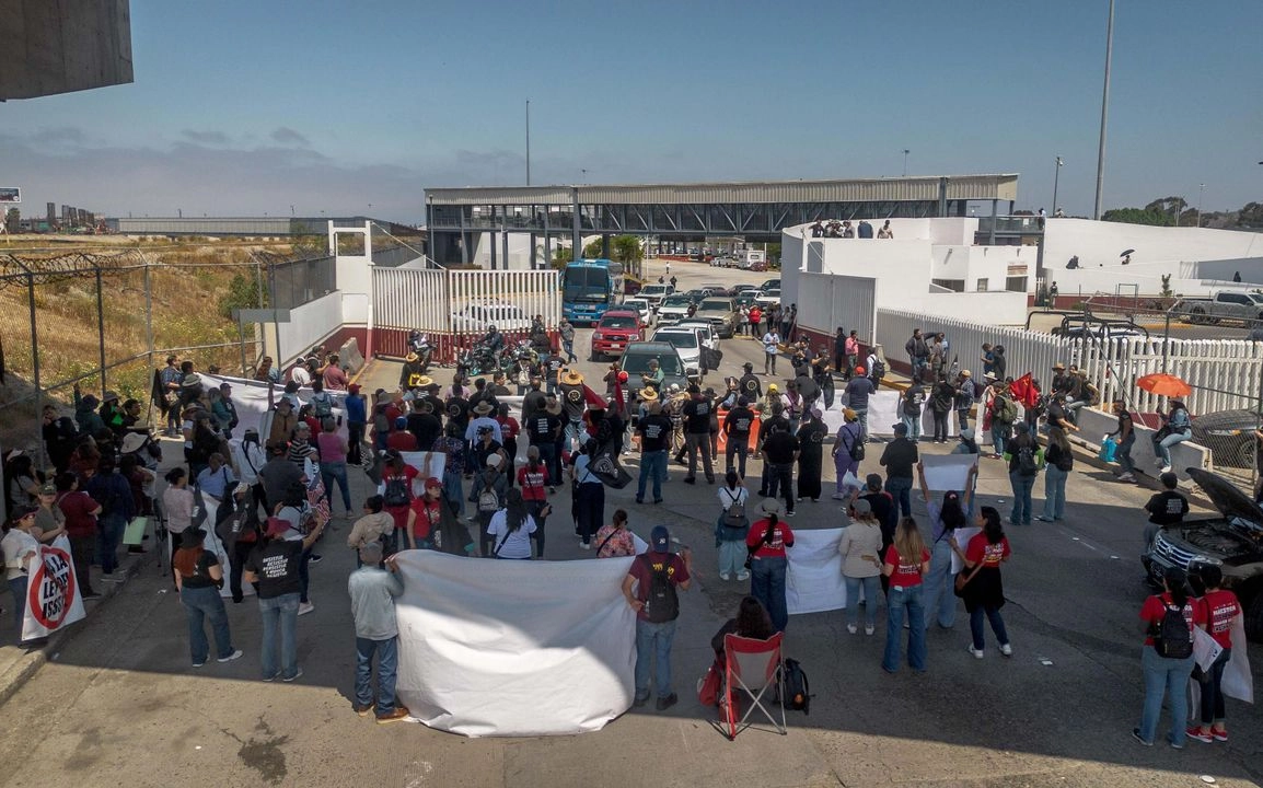 Maestros bloquean garita en Tijuana. Disidentes de la CNTE negaron el paso por casi dos horas a vehículos que pretendían entrar a México desde California en el cruce internacional de San Ysidro, como parte de las movilizaciones por la derogación de la Ley del Issste de 2007. Foto 