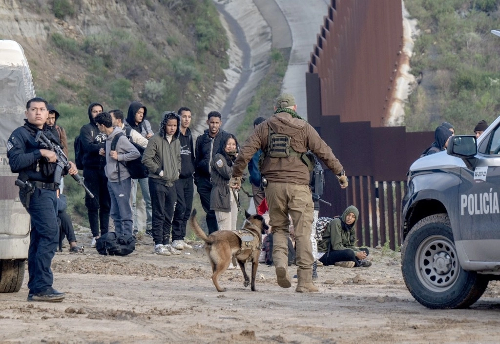 Cerca del sueño americano. En Tijuana, agentes municipales y de la Guardia Nacional detuvieron a personas originarias de Ecuador y países de África. Foto Omar Martínez / ‘La Jornada BC’





