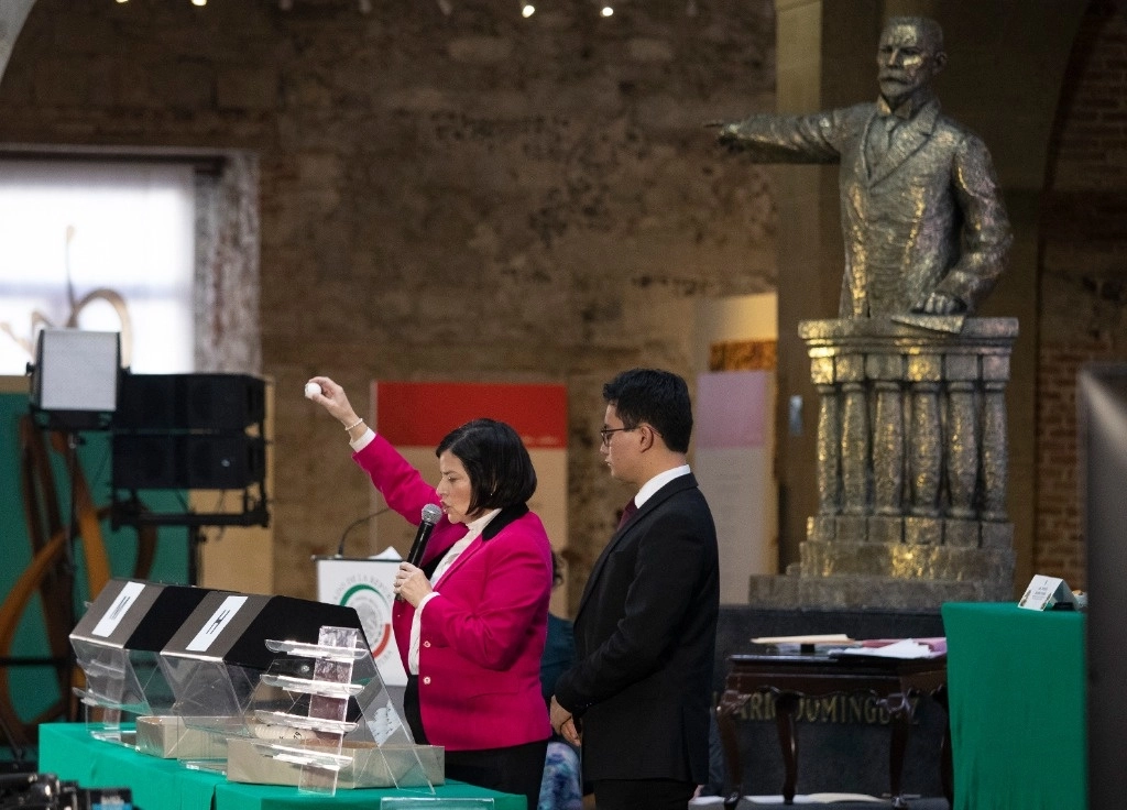 Concluye insaculación. El comité de evaluación del Poder Ejecutivo eligió ayer a los candidatos que propondrá a disputar 881 cargos de jueces y magistrados, entre otros, en junio próximo. Foto María Luisa Severiano