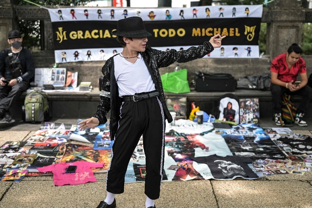 Homenaje a Michael Jackson en la CDMX. Un admirador del cantante, compositor y bailarín estadunidense ejecuta una rutina de su ídolo frente a un altar instalado por sus seguidores en la Ciudad de México con motivo del 15 aniversario de su fallecimiento. Foto Afp