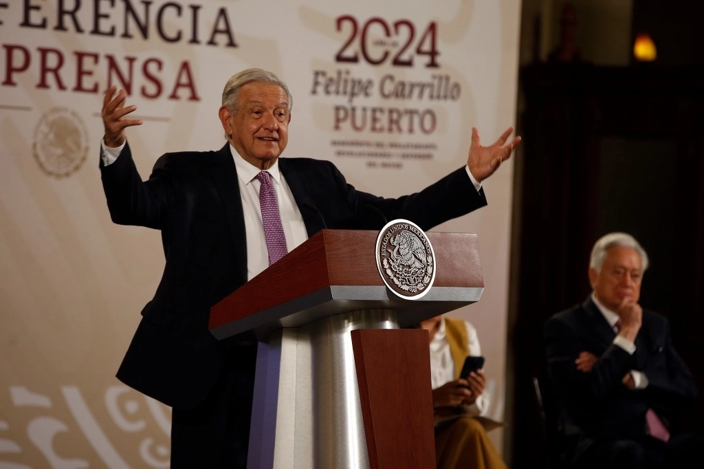 "A 10 METROS DEL OBJETIVO" EN PASTA DE CONCHOS. El presidente Andrés Manuel López Obrador invitó ayer al titular de la CFE, Manuel Bartlett (derecha), a explicar avances en el rescate de mineros.Foto José Antonio López