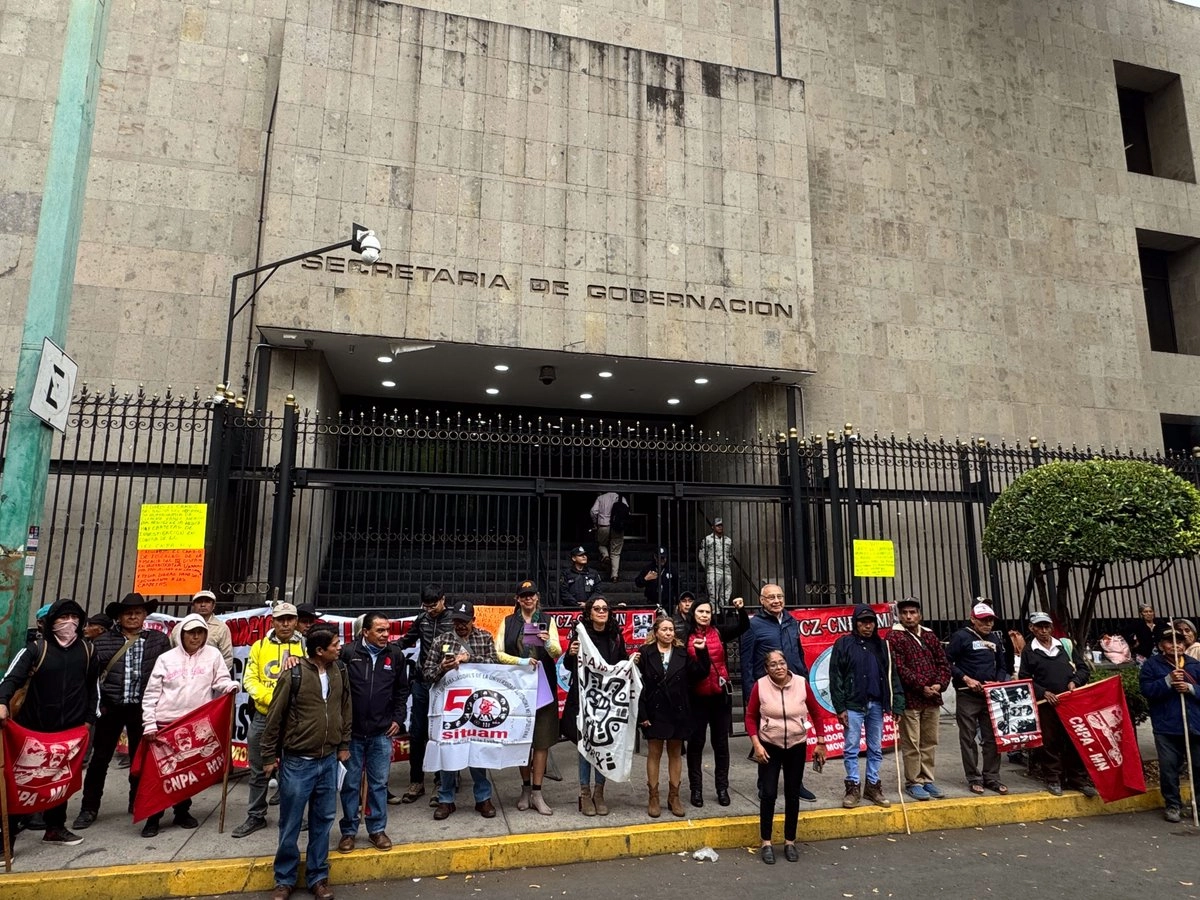 Damnificados por lluvias en Veracruz piden ayuda. Campesinos de la Coordinadora Nacional Plan de Ayala se instalaron ayer en plantón frente a la Secretaría de Gobernación para exigir apoyo a damnificados por las pasadas lluvias en cinco municipios de Veracruz donde cientos de familias perdieron casas y cosechas, sin que los incluyeran en ayudas del gobierno. Foto 