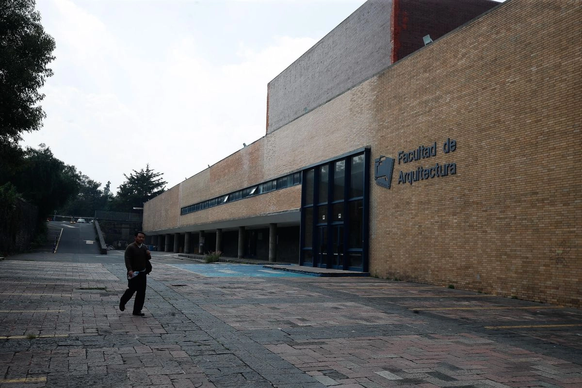 “El miedo no puede paralizar a la UNAM”. Los paros totales o parciales y las clases en línea en facultades y escuelas de la UNAM son preventivos, no por temor, aseguraron funcionarios del CCH, preparatorias y de Divulgación de la Ciencia. “A la universidad, a la cultura, a la educación, no la puede paralizar el miedo”, enfatizaron. En la imagen, la Facultad de Arquitectura. Foto 