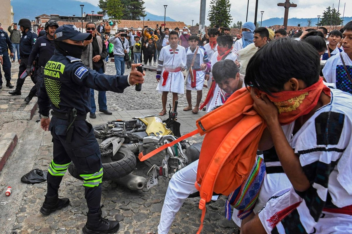 Matanza de Tlatelolco, herida abierta. Estudiantes, maestros y colectivos se movilizaron ayer en al menos 13 estados para recordar la matanza del 2 de octubre de 1968 en Tlatelolco. En Chiapas (imagen), normalistas se enfrentaron con policías cuando estaban por terminar la movilización. Foto 