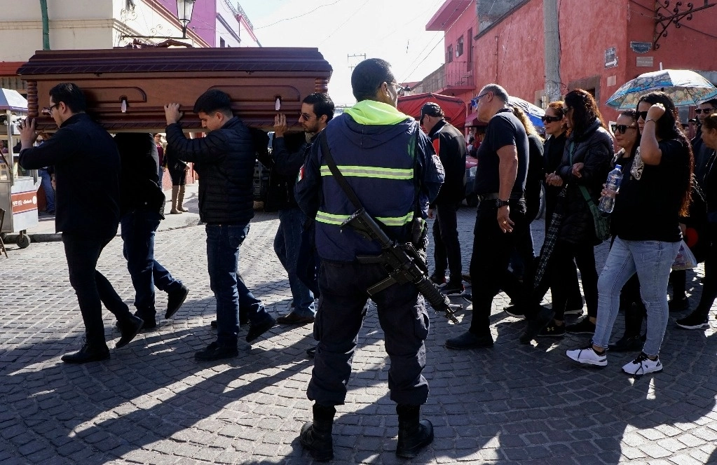 Sepultan a víctimas de matanza en Salvatierra. Siete de los 11 jóvenes asesinados la madrugada del 17 de diciembre en la ex hacienda de San José del Carmen, de Salvatierra, Guanajuato, fueron sepultados ayer en el cementerio Villa de la Paz y el panteón municipal. Foto Afp