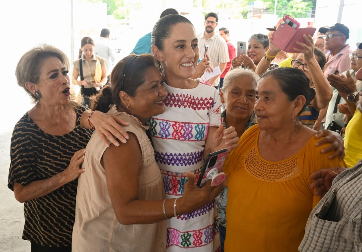 La presidenta Claudia Sheinbaum señaló ayer en su gira por Guerrero que Salud Casa por Casa es el programa preventivo más importante del mundo al detectar posibles padecimientos en adultos mayores. Foto 
