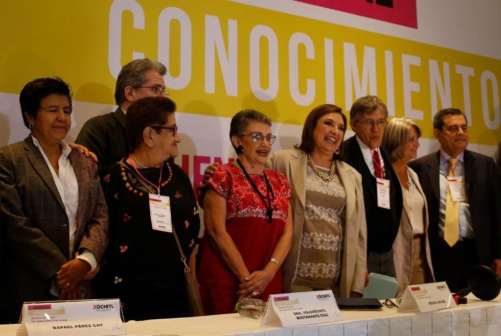 La candidata presidencial de la oposición solicitó a empresarios convencer a sus empleados de votar por ella. La imagen, durante un encuentro con científicos y académicos en el World Trade Center de la CDMX. Foto José Antonio López
