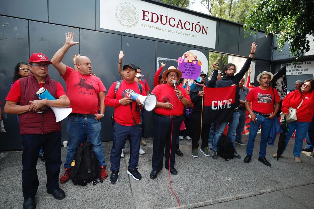 Maestros de la CNTE bloquean oficinas de la SEP. Encabezados por el secretario general de la sección IX del sindicato, Pedro Hernández (al centro), cerraron el edificio en la avenida Universidad, en CDMX. Foto 