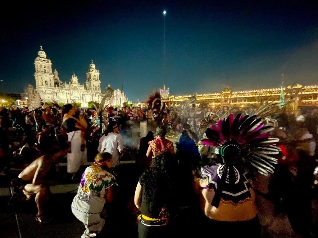 Año nuevo en el ombligo del mundo. Cientos se reunieron anoche en el Zócalo para conmemorar esta tradición prehispánica en la que danzaron y elevaron los brazos a los puntos cardinales. Foto Roberto García Ortiz 



