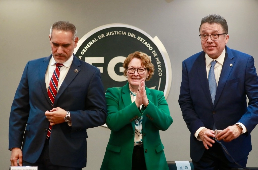 Colaboración México-EU contra tráfico de armas. En conferencia de prensa, Leah Pease, directora de la oficina antinarcóticos de la embajada de Estados Unidos, informó que autoridades de ese país tienen en curso 655 investigaciones por tráfico de armas a México. La acompañan Armando Hernández, agregado adjunto de la ATF estadunidense, y Carlos Díaz, coordinador general de servicios periciales de la Fiscalía General de Justicia del Estado de México. Foto Luis Castillo