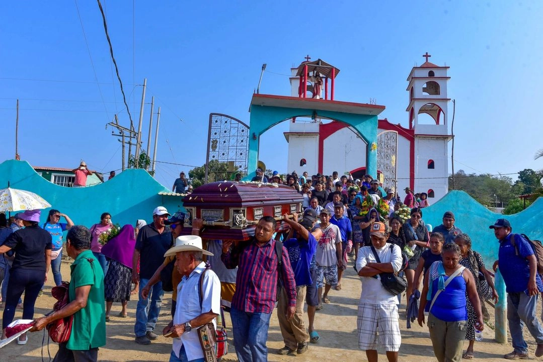 Dan adiós a Marco Antonio Suástegui. El ambientalista que se oponía a la presa 'La Parota' fue sepultado ayer en la localidad de Cacahuatepec, perteneciente al municipio de Acapulco, Guerrero.