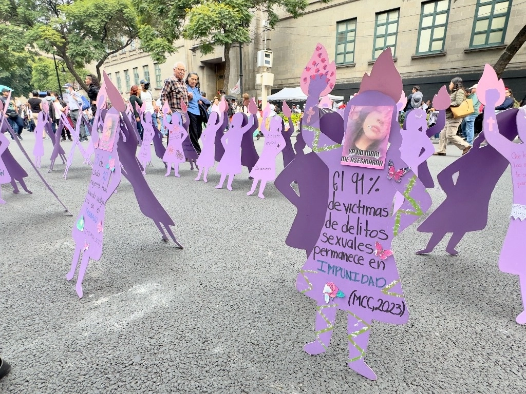 Familiares de víctimas de feminicidio colocaron figuras de mujeres desaparecidas afuera de la Suprema Corte de Justicia de la Nación para solicitar a Norma Piña no dejar libres a acusados otorgándoles amparos. Foto Roberto García Ortiz
